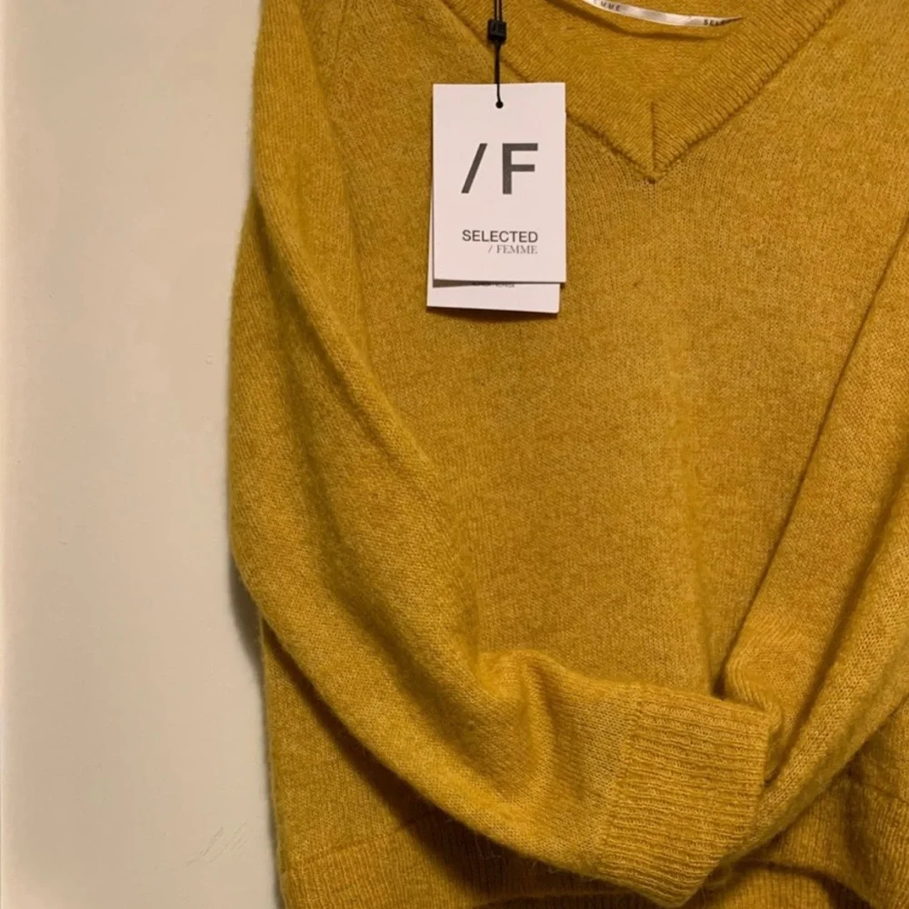 Beautiful Selected femme sweater in yellow mustard color - Picture 3 of 9